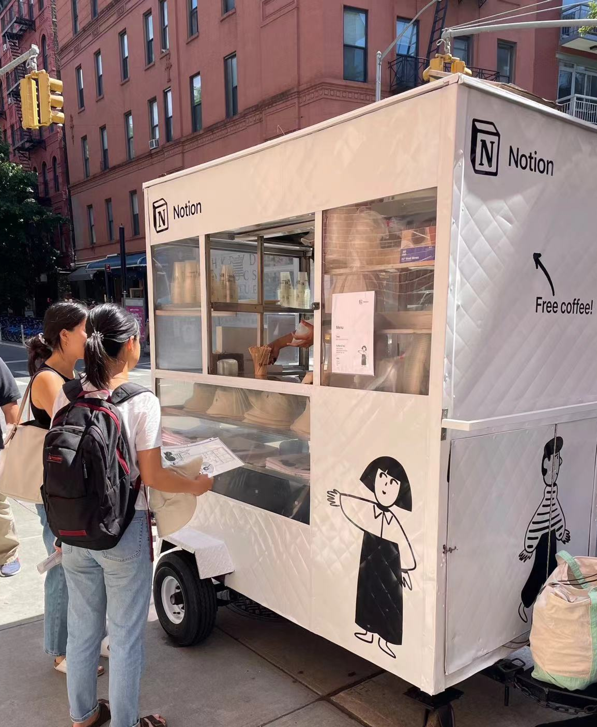 这是 Notion 在曼哈顿街头做推广，移动奶茶小推车，怪可爱的(╹▽╹)